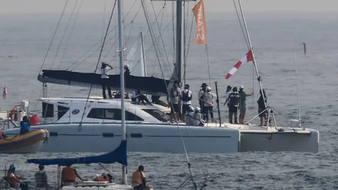 李家超探望香港男子冰球队受伤队员